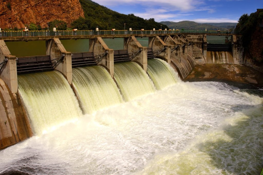Solar Energy Vs. Hydropower: What’s The Difference? 4 Hydropower dam