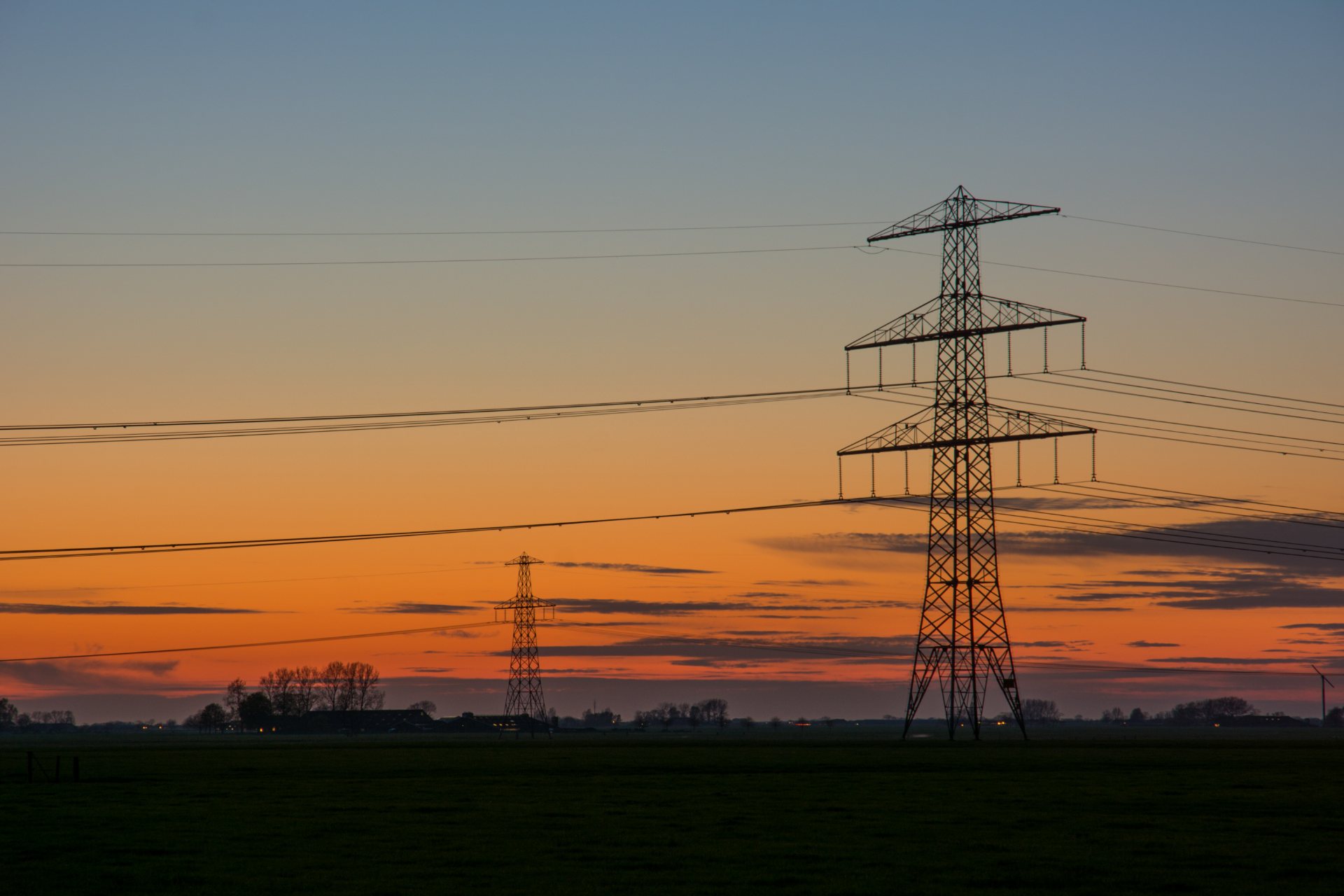 Could Renewable Energy Completely Replace Fossil Fuels? 3 High voltage electric lines